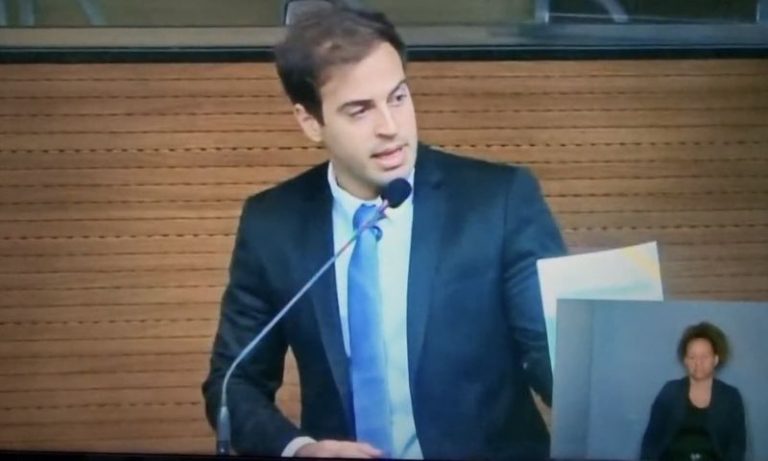 Vereador joga Constituição no chão e chama Moraes de “ditador” na Câmara do Recife