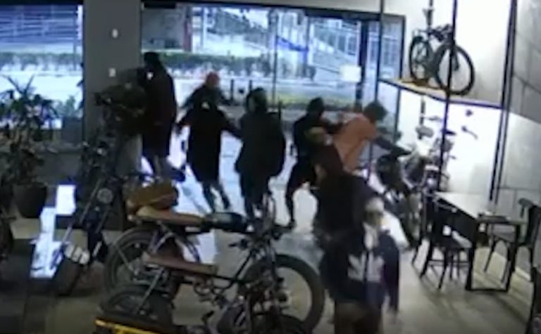 Vídeo mostra ação de grupo que furtou loja de bikes elétricas na Praia da Costa