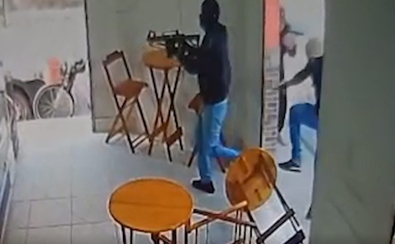 Vídeo mostra ataque a tiros que deixou um morto e cliente ferida em padaria no ES