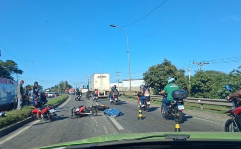 Acidente entre carreta e motos deixa um morto e interdita trecho da BR-101 na Serra