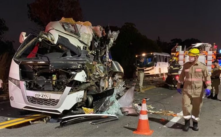 Acidente entre carreta e veículos de estudantes deixa 6 mortos em Goiás