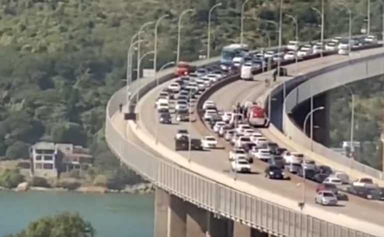 Acidente entre carro e moto na terceira ponte complica trânsito na Grande Vitória