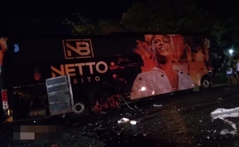 Acidente entre ônibus de banda e carro deixa três mortos na Bahia