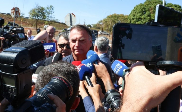 Defesa diz que Bolsonaro não descumpriu ordens de Moraes