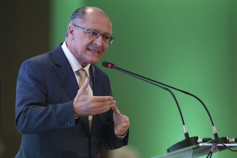 Alckmin se reúne com Embraer, JBS, Raízen, Weg e Suzano em encontro sobre tarifaço