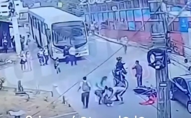 Aluno é atropelado por moto em frente a escola em Cariacica; Veja vídeo