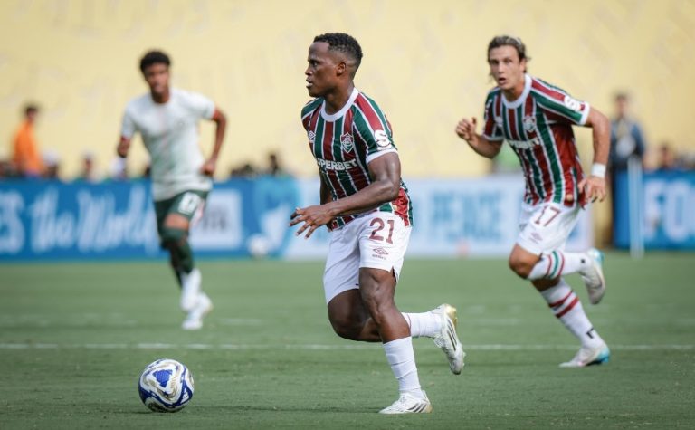 Arias vai às lágrimas e pede desculpas ao torcedor do Fluminense