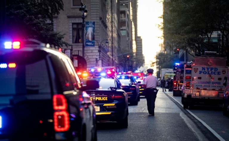 Atirador invade prédio comercial e mata 4 pessoas em Nova York