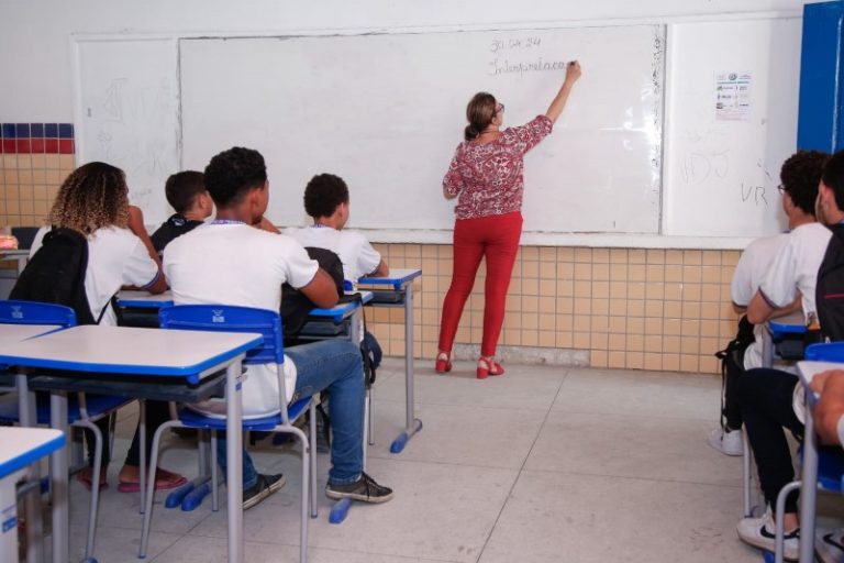 Autorizada a contratação de quase 2 mil profissionais para rede estadual de ensino