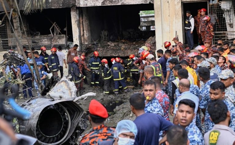 Avião militar cai em escola em Bangladesh e deixa ao menos 19 mortos