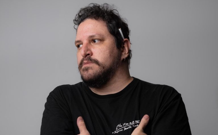 Bernardo John em uma levada dançante e otimista
