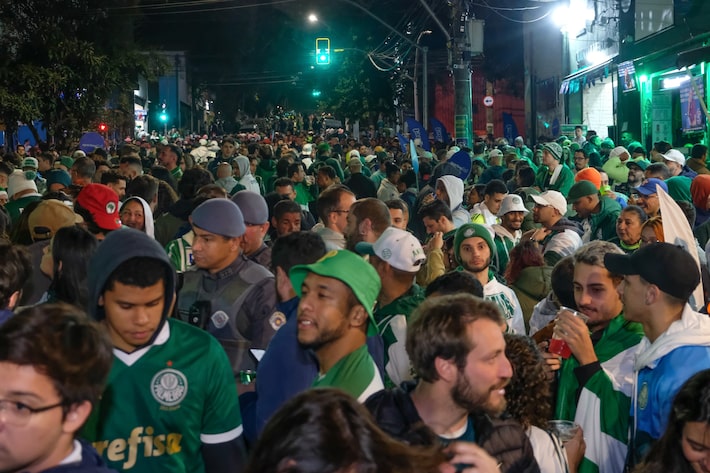 Bloqueios, revista policial, frio e show: torcida se aglomera para torcer pelo Palmeiras no Mundial