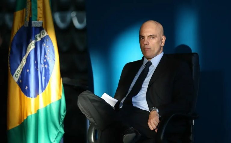Bolsonaro fez flagrante confissão de obstrução de Justiça, diz Moraes