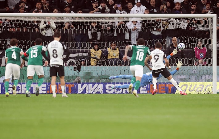 CBF divulga áudio do VAR de pênalti em Corinthians x Palmeiras: ‘Mete a trava na canela’