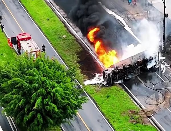 Caminhão-tanque explode na manhã desta quinta na BR-101, em Igarassu; COM VÍDEOS
