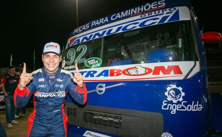 Capixaba Hugo Cibien vence primeira corrida noturna da história da Copa Truck