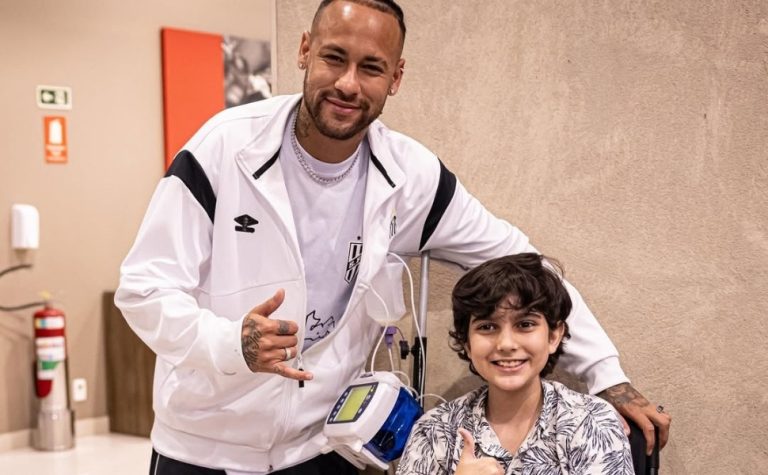 Capixaba com síndrome rara recebe camisa autografada de Neymar