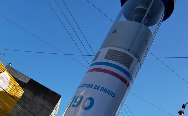 Cariacica recebe primeiro totem de segurança do ES com IA e botão de emergência