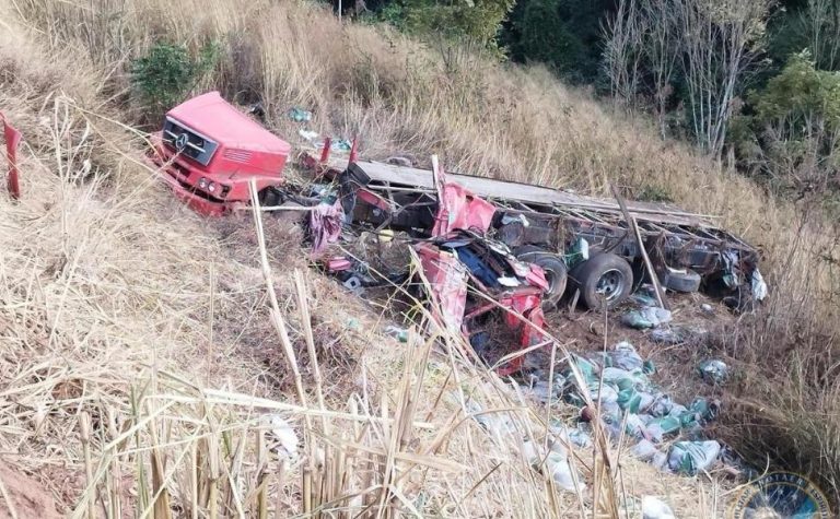 Carreta tomba, cai de barranco e deixa dois feridos na BR-262, em Iúna