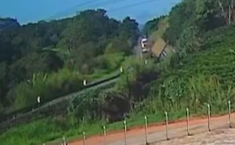Carreta tomba na BR-101 e complica trânsito em Ibiraçu; Veja vídeo