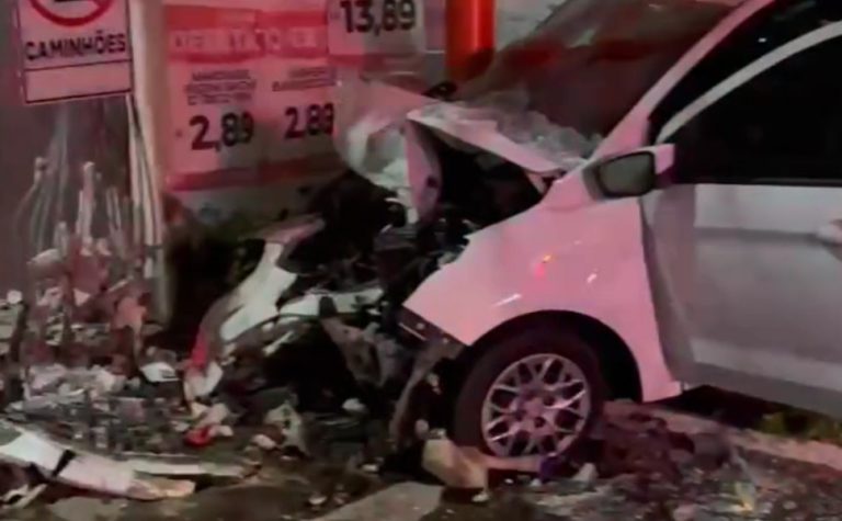 Carro invade supermercado, motorista foge e mulher fica presa às ferragens no ES