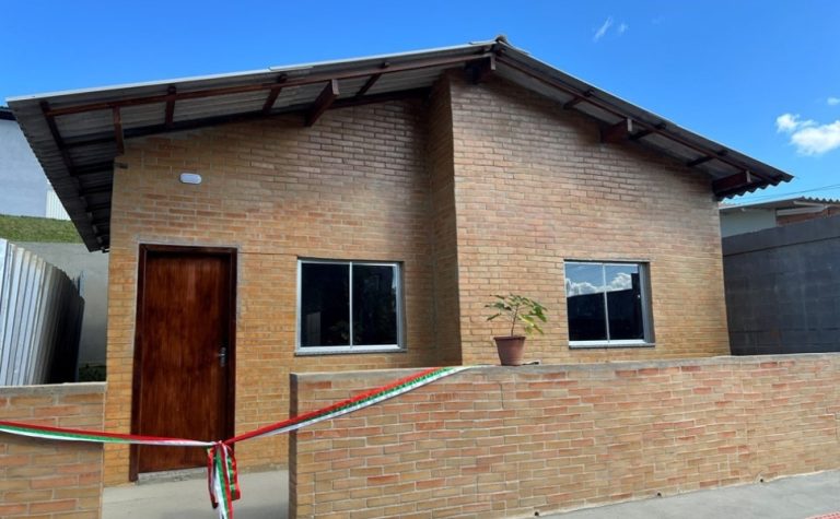 Casa ecológica une ressocialização e dignidade em Viana