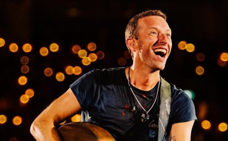 Chris Martin faz alerta sobre câmera do beijo após flagra de traição viralizar