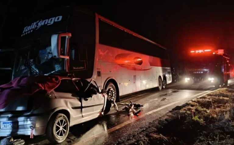 Cinco morrem em acidente entre carro e ônibus de romeiros em Minas Gerais