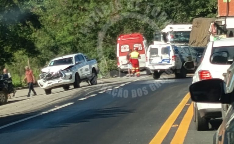 Acidente deixa vítima presa às ferragens e interdita BR-101 em Fundão