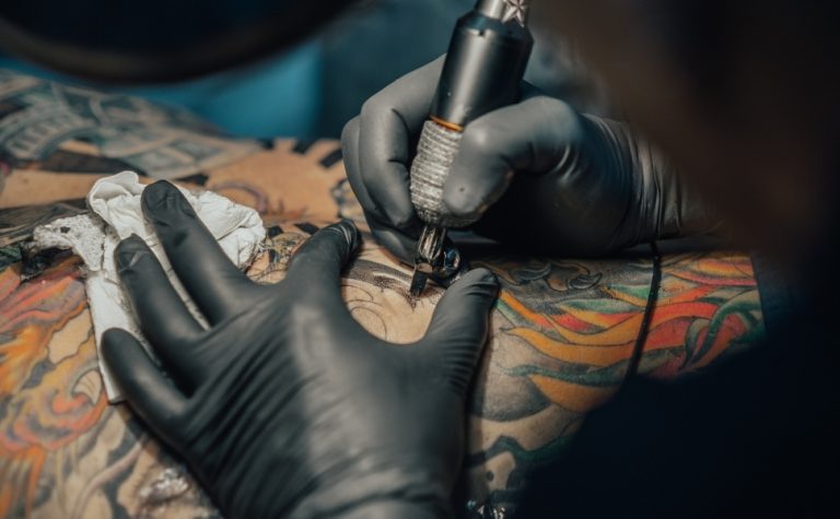Conselho de Medicina publica resolução que proíbe anestesia para fazer tatuagem
