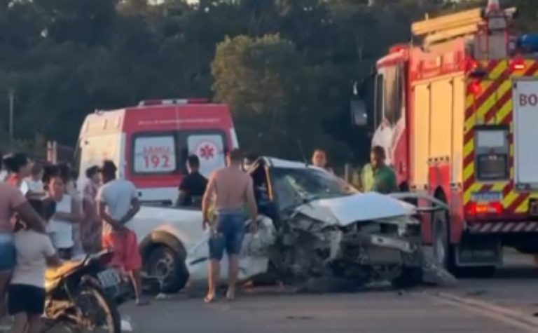 Criança e jovem morrem após picape capotar no Norte do ES
