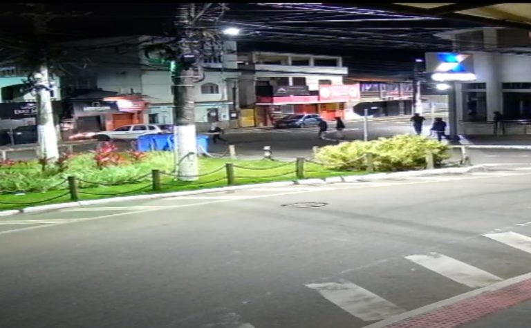 Criminosos usam carro para invadir e roubar loja de eletrônicos na Serra