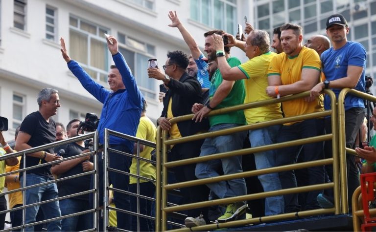 De tornozeleira, Bolsonaro participa de motociata em Brasília