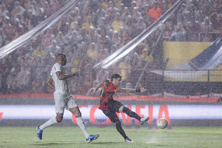 Debaixo de chuva, Sport perde nos pênaltis para o Ceará e dá adeus ao Nordestão