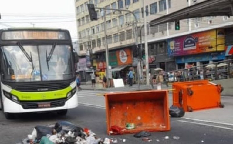 Dez ônibus são sequestrados e usados como barricada contra operação da PM no Rio