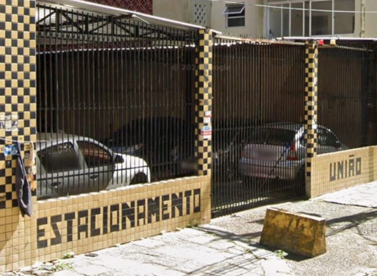 Dono de estacionamento é esfaqueado no escritório e socorro leva mais de 3 horas