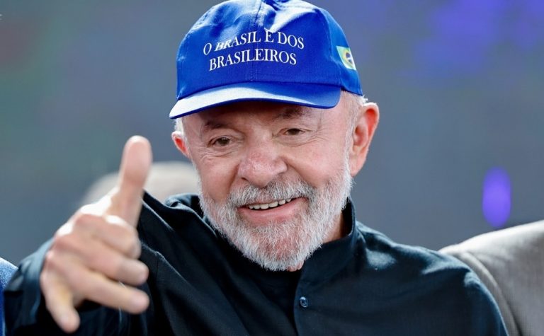 Em meio a embate com Trump, Lula usa boné “Brasil é dos brasileiros” no ES