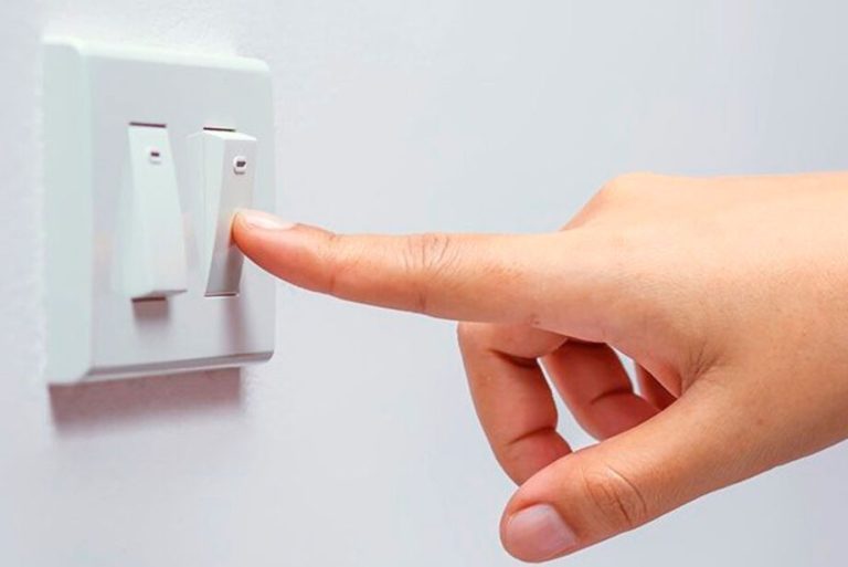 Energia elétrica mais cara em agosto com bandeira vermelha 2. Veja como economizar
