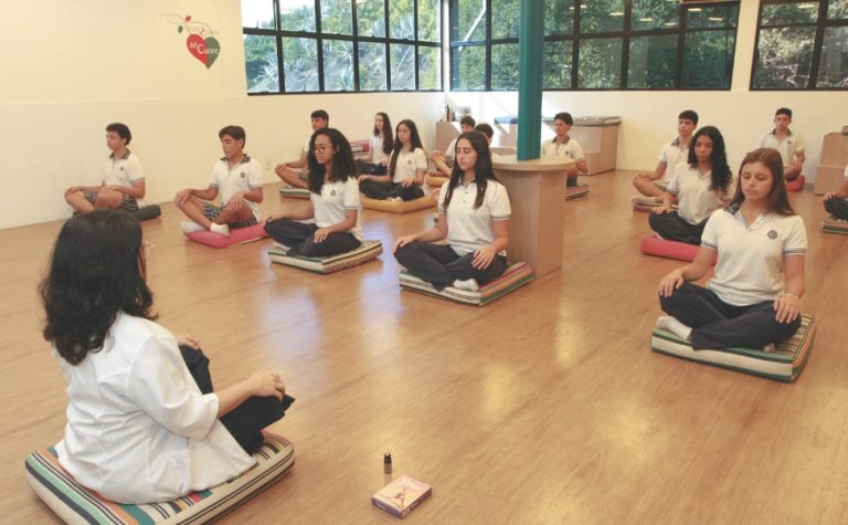 Estudantes têm aulas de bem-estar e equilíbrio emocional em Vitória