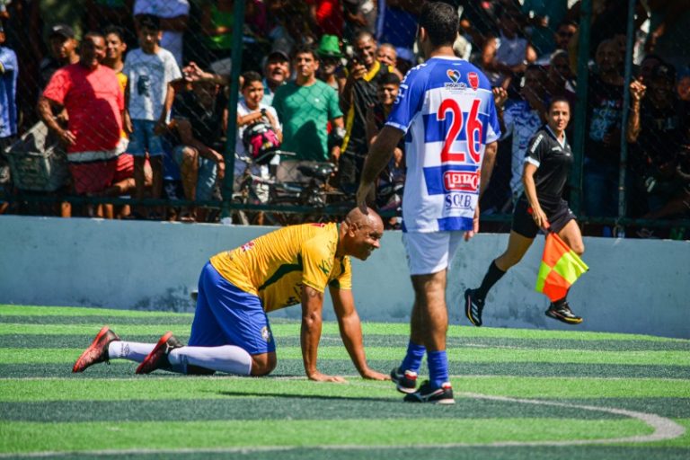 Ex-jogadores da Seleção Brasileira realizam jogo festivo em Jaboatão dos Guararapes