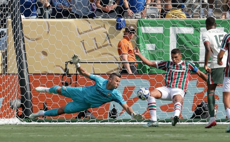 Fábio reconhece superioridade do Chelsea, mas exalta Fluminense