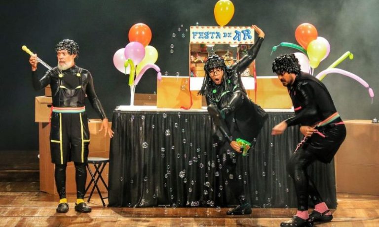 Festival de Teatro encerra férias com histórias que encantam crianças e famílias