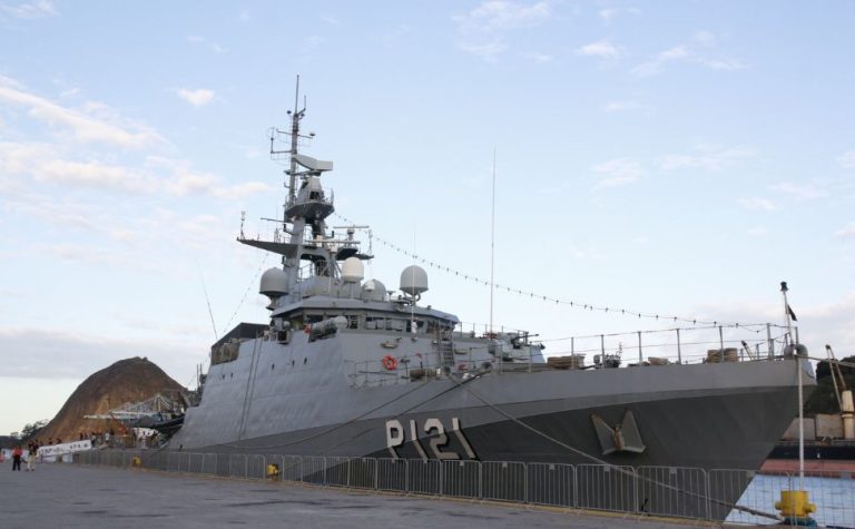 Fila e encanto em visita a navio no último dia de férias