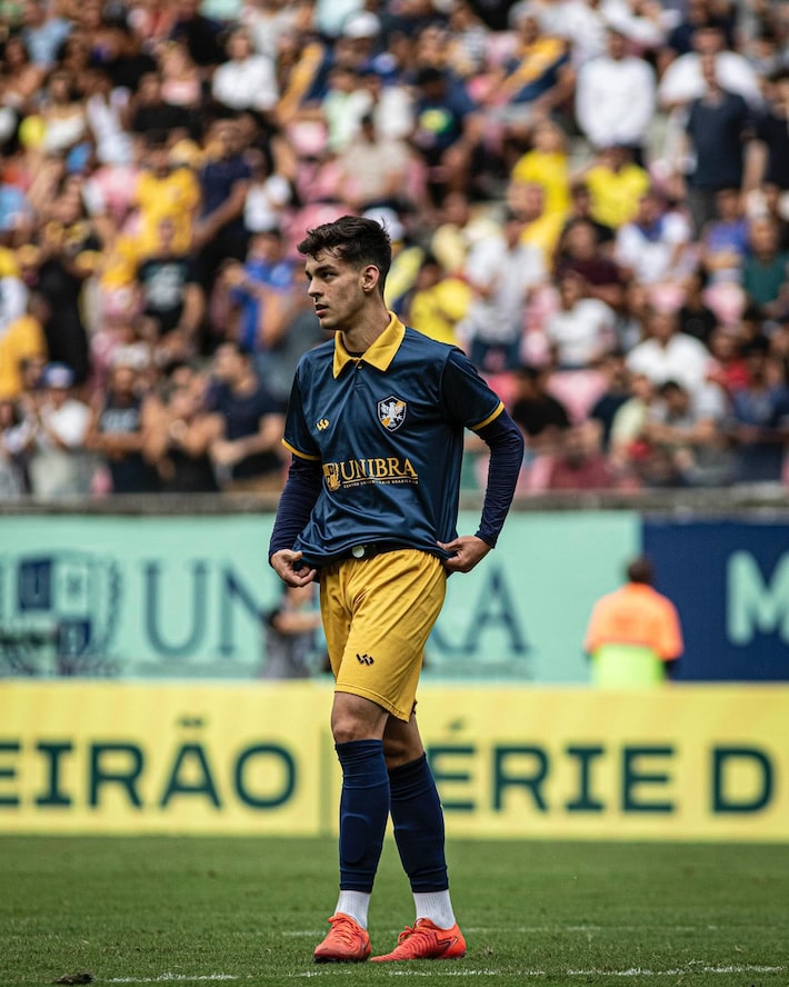 Filho do presidente do Retrô leva bolada, faz gol sem querer e precisa ser substituído; assista