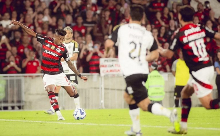 Flamengo ganha do Galo em prévia para Copa do Brasil e vira líder do Brasileirão