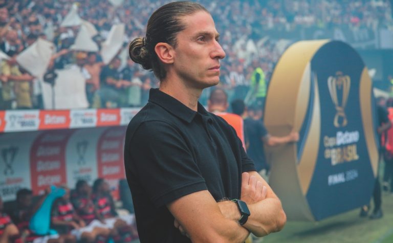 Flamengo vê mais um titular perto de adeus e Filipe Luís admite pressa por reforços