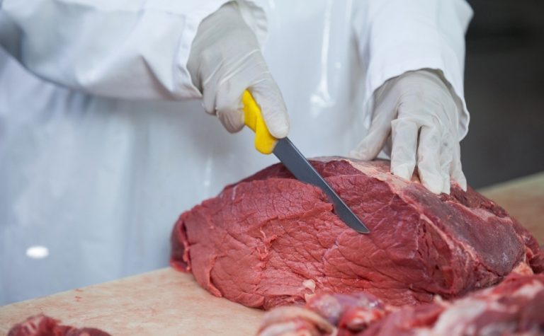 Frigoríficos de MS pausam produção de carne destinada aos EUA após tarifa de Trump