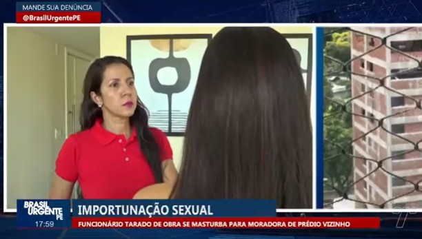 Funcionário tarado de obra se masturba para moradora de prédio vizinho