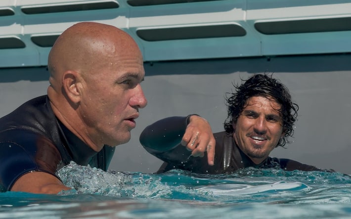 Gabriel Medina surfa com Kelly Slater e Rodrigo Santoro em piscina de ondas artificiais em São Paulo