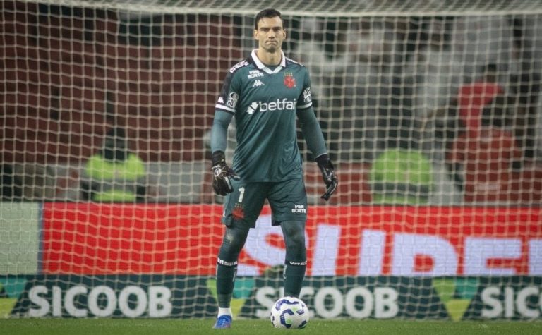 Goleiro do Vasco expulso por cera tem hematoma e contusão por trauma, aponta exame